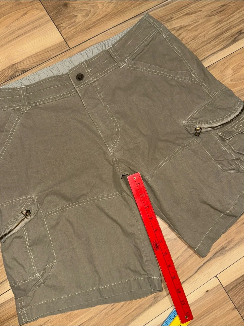 Kuhl Renegade Shorts sz. 36 Beige Khaki Cargo Hiking Outdoors Utility zip pocket
